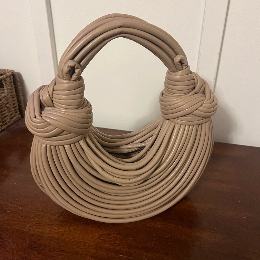 Stylish unique double knot bag Tan Handbag no branding but very stylish - Picture 3 of 6